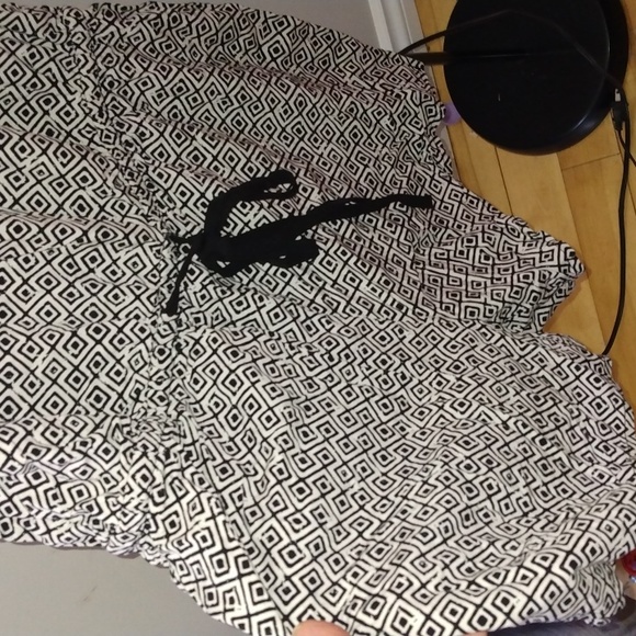 Old Navy women's black and white geometric Romper size Medium Nwot - Picture 6 of 17